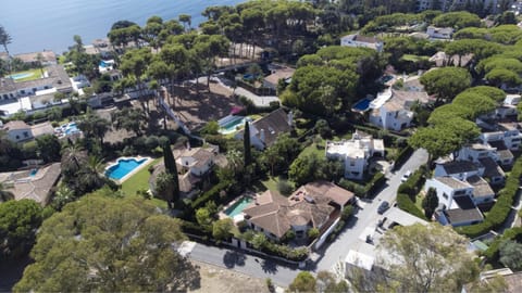Property building, Day, Neighbourhood, Bird's eye view, Location