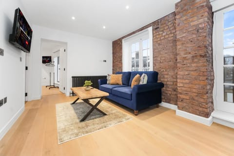 Communal lounge/ TV room, TV and multimedia, Living room, Seating area, Evening entertainment