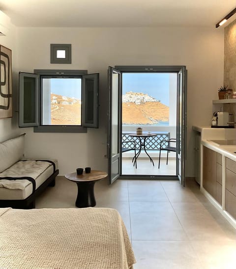Photo of the whole room, Sea view
