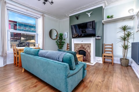 Communal lounge/ TV room, TV and multimedia, Living room, Seating area, Evening entertainment
