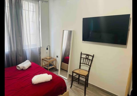 Bed, TV and multimedia, Photo of the whole room, Bedroom, towels