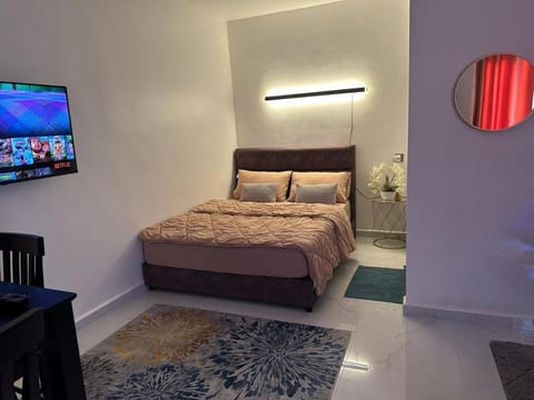 Bed, TV and multimedia, Dining area, Bedroom