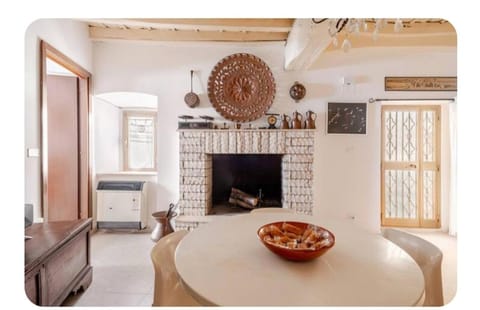 TV and multimedia, Living room, Seating area, Dining area, fireplace