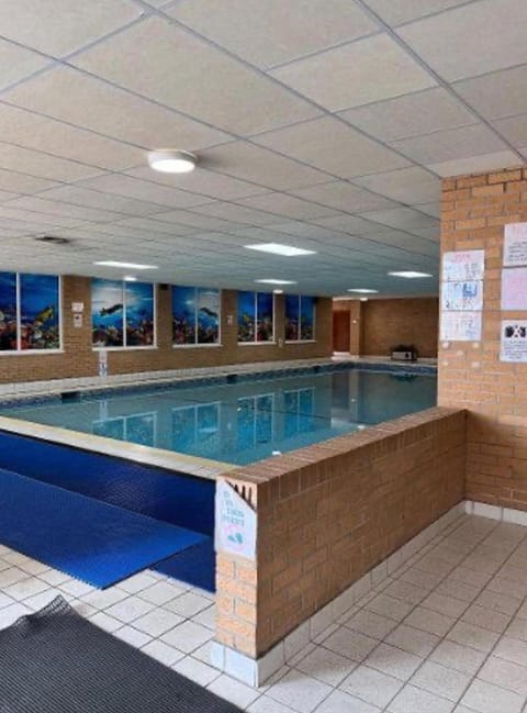 2 Bed Caravan - Sleeps 6 - Pets - Pool - Parking Chalet in Aberystwyth