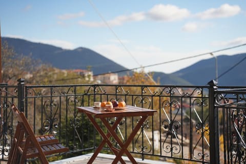 Patio, Spring, Day, Natural landscape, View (from property/room), Balcony/Terrace, Food and drinks, Food, Mountain view