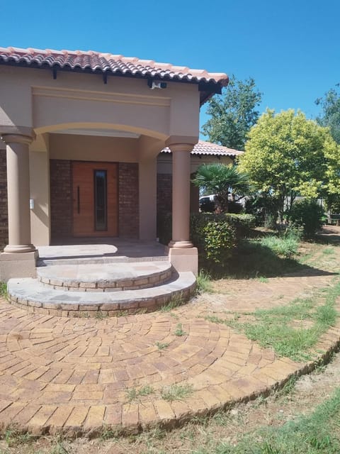 Property building, Spring, Day, Garden, Garden view