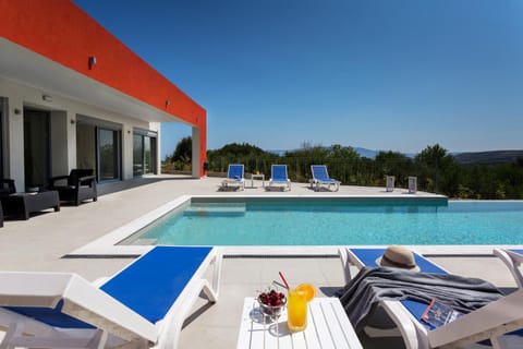 Day, Food and drinks, Mountain view, Pool view, Swimming pool, sunbed