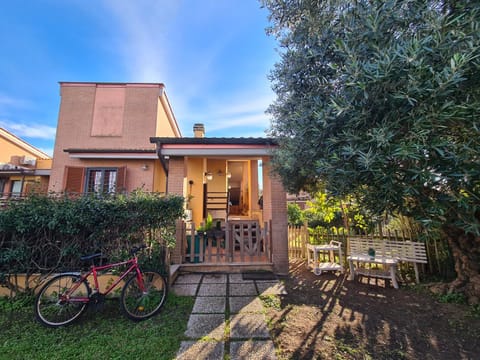 Property building, Garden, Cycling, Garden view