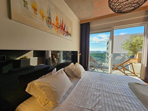 Bed, Natural landscape, View (from property/room), Balcony/Terrace, Photo of the whole room, Bedroom