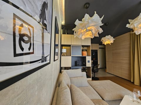TV and multimedia, Living room, Seating area, group of guests