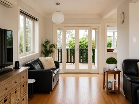 Day, TV and multimedia, Living room, Photo of the whole room, Decorative detail, Seating area, heating