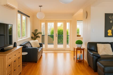 TV and multimedia, Living room, Seating area, Evening entertainment