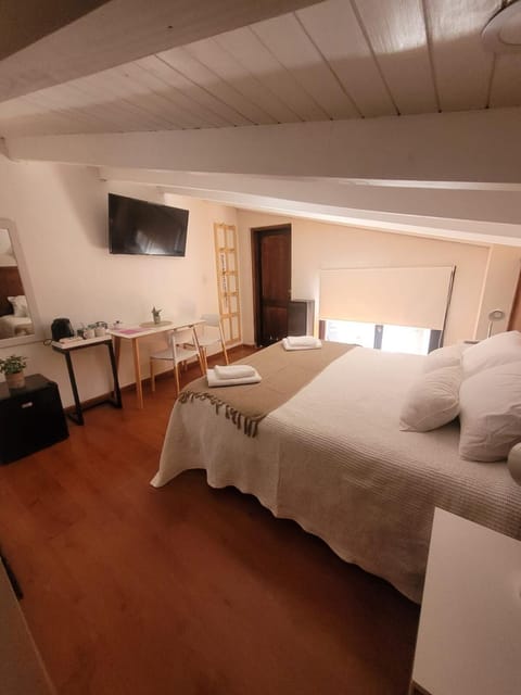Bed, TV and multimedia, Photo of the whole room, Bedroom, furniture, minibar