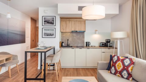 Coffee/tea facilities, Kitchen or kitchenette, Dining area, stove