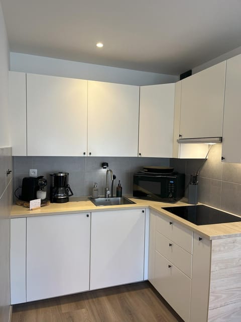 Kitchen or kitchenette, microwave, oven, stove