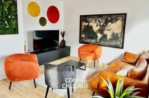 Communal lounge/ TV room, TV and multimedia, Living room, Seating area, Evening entertainment