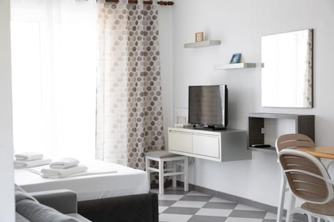 Bed, TV and multimedia, Bedroom, towels