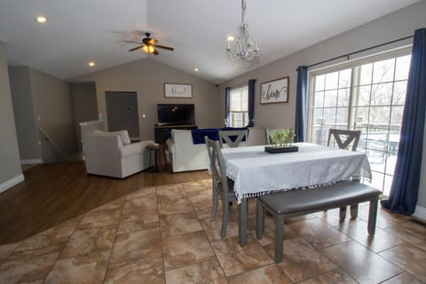 Gateway Retreat 27 miles to Fort Leonard Wood House in Saint Robert