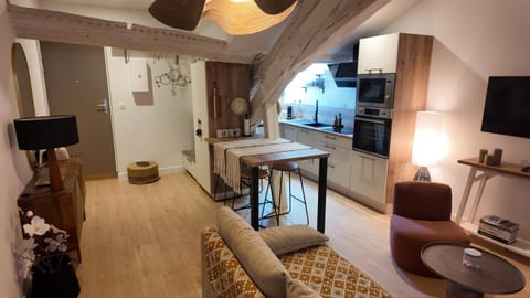 TV and multimedia, Kitchen or kitchenette, Living room, Seating area, Dining area