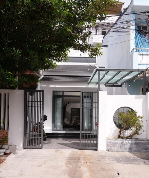 Property building, Facade/entrance, Day