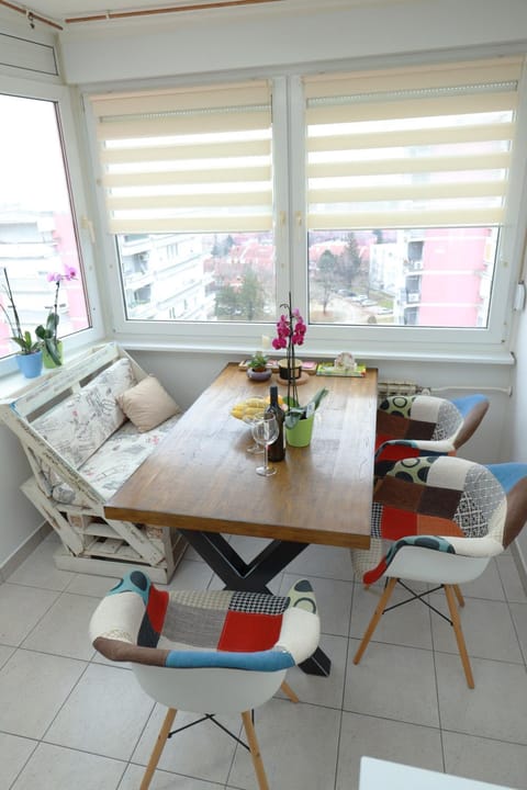 Kitchen or kitchenette, Seating area, Dining area