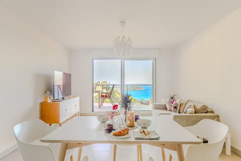 Natural landscape, Living room, Food and drinks, Seating area, Dining area