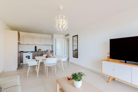 Communal lounge/ TV room, TV and multimedia, Kitchen or kitchenette, Living room, Seating area, Dining area