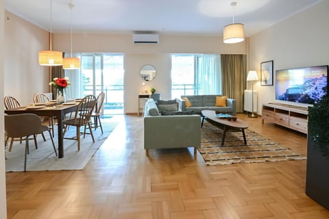 Communal lounge/ TV room, TV and multimedia, Balcony/Terrace, Living room, Photo of the whole room, Seating area, Dining area