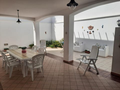 Property building, Garden, Dining area, Garden view