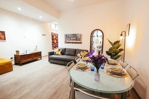 Living room, Food and drinks, Seating area, Dining area, Food