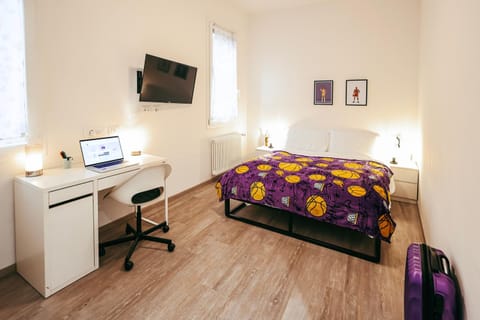 Bed, TV and multimedia, Photo of the whole room, Bedroom