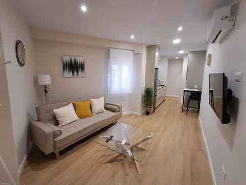 Communal lounge/ TV room, TV and multimedia, Living room, Seating area, air conditioner