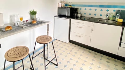 Coffee/tea facilities, Kitchen or kitchenette, Dining area, dishwasher, stove