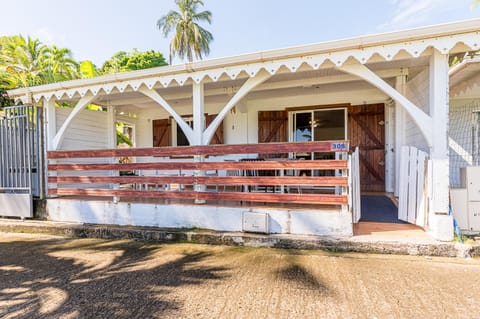 Property building, Facade/entrance, Day