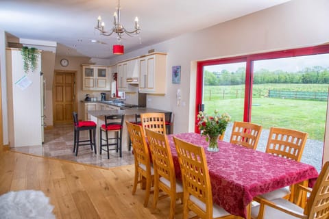 Kitchen or kitchenette, Seating area, Dining area