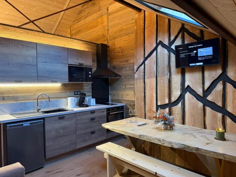 TV and multimedia, Kitchen or kitchenette, minibar, stove