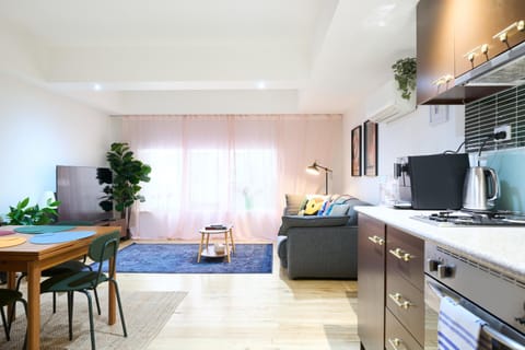 Living room, Seating area, Dining area, stove, kitchen