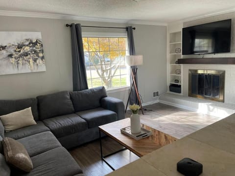 New Modern Lux Large Home 10MIN Downtown Sleeps 12 House in Greer