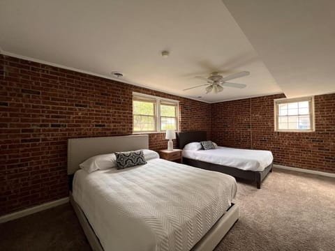 New Modern Lux Large Home 10MIN Downtown Sleeps 12 House in Greer