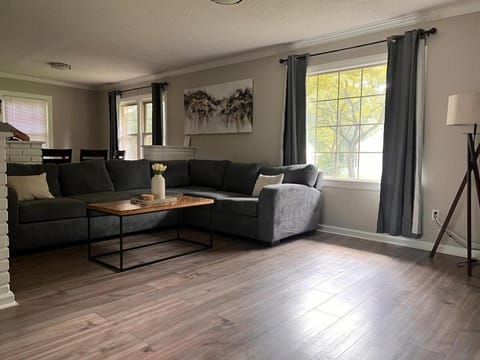 New Modern Lux Large Home 10MIN Downtown Sleeps 12 House in Greer