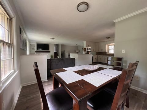 New Modern Lux Large Home 10MIN Downtown Sleeps 12 House in Greer