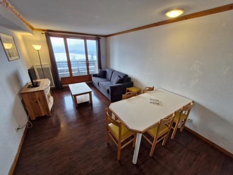 Appartement spacieux avec terrasse et garage, accès piscine - FR-1-814-88 Apartment in Besse-et-Saint-Anastaise