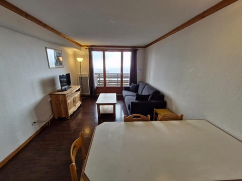 Appartement spacieux avec terrasse et garage, accès piscine - FR-1-814-88 Apartment in Besse-et-Saint-Anastaise