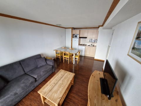 Appartement spacieux avec terrasse et garage, accès piscine - FR-1-814-88 Apartment in Besse-et-Saint-Anastaise
