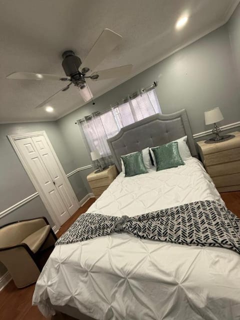Bedroom, Text overlay