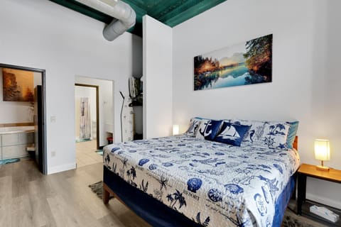 Pet-Friendly, Ship View, Canal Park, Condo, Pool House in Canal Park