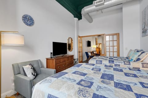 Pet-Friendly, Ship View, Canal Park, Condo, Pool House in Canal Park