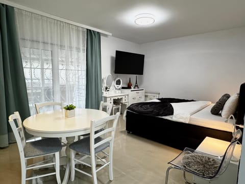 Nearby Lake Romantic Retreat Apartment in Timisoara