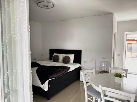 Nearby Lake Romantic Retreat Apartment in Timisoara