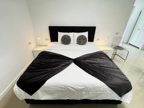 Nearby Lake Romantic Retreat Apartment in Timisoara